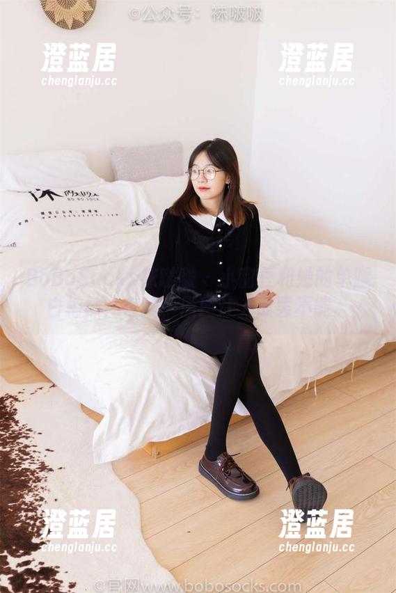 BoBoSocks袜啵啵 - 小甜豆和她的单腿白棉袜：在线，原图让人欲罢不能。