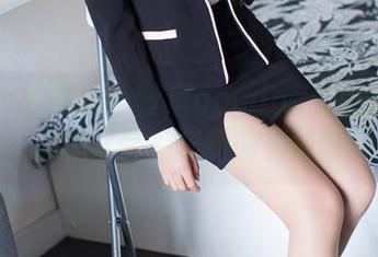 IMiss爱蜜社 – 逗逗doudou与她的职业装，随意又带点狂野的美图时刻。