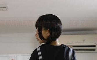 PAKI酱把靡烟旗袍和图册结合起来，似乎又变得时髦却有些莫名其妙！