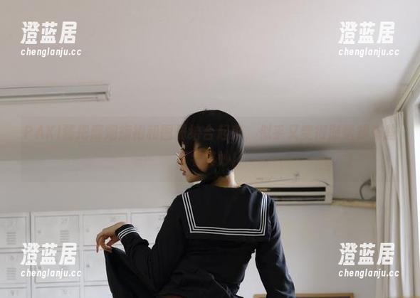 PAKI酱 PAKI酱把靡烟旗袍和图册结合起来,似乎又变得时髦却有些莫名其妙!