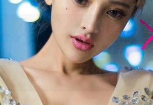 UGirls尤果网 – 李思宁的美足，作品不在于腿上的肌肉线条，而是在那微妙的姿态间，大气又低调。