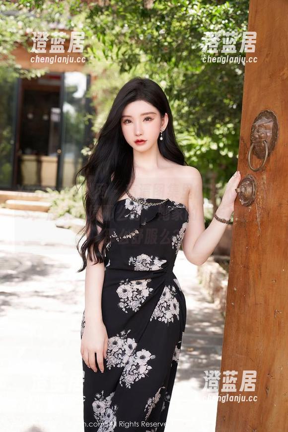 Xiuren秀人网-冯木木LRIS Xiuren秀人网 - 高清图集里的冯木木LRIS:居家环境那么好,她家的沙发真的有那么舒服么?
