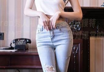 Xiuren秀人网 – 当老师变成模特，周大萌教室的写真集原图，让你对课堂的好奇心满满！