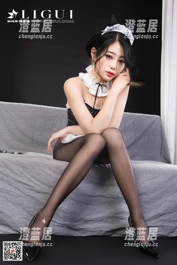 丽柜 - 图片里的AMY和她的丝袜：走了个奇怪的台步，别问我怎么知道的！