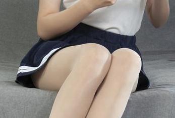 丽柜 – 轩轩和她的白衬衫：那一层薄薄的布料与时光的轻盈交织，我的目光停不下来