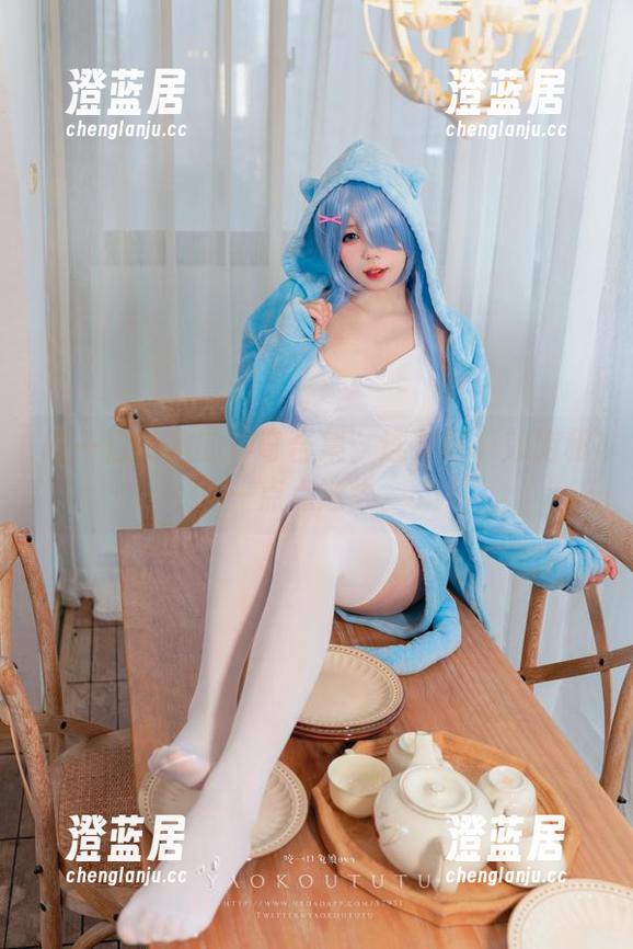 咬一口兔娘 咬一口兔娘的神奇合集:连衣裙、郊游和一点点迷失。