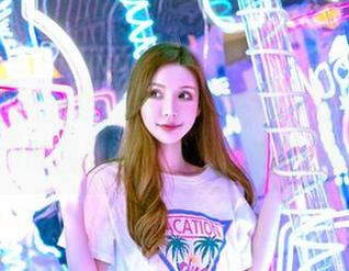 嗲囡囡 – 全套制服，无可厚非，方绮言Ayaka就喜欢挑战我的审美底线吗？