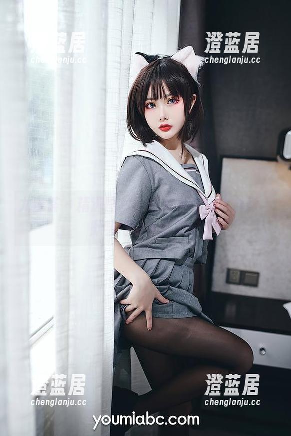尤蜜荟 – 精选图片：卓娅祺与奶牛合影，默契得让人惊叹。