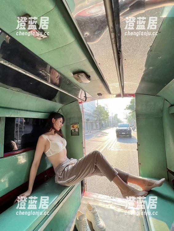 微密圈 - 就是阿朱啊的裸足写真：轻轻的放下，重重的放纵，狂野的优雅