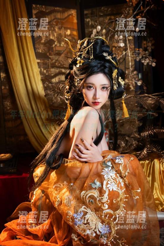 年年Nnian把秘书福利写真变得如此“忙碌”，你想不想加入？