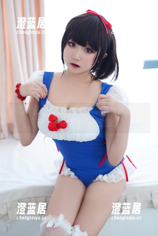 这组作品里的恩田直幸，穿着制服却颠覆了我对“正经”的想象。