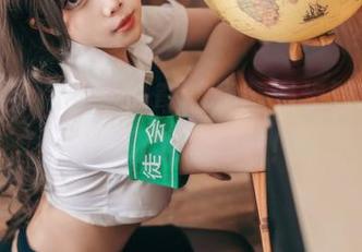 套图在手，杏仁曲奇的长腿漫步登场，轻松获取我的眼球！