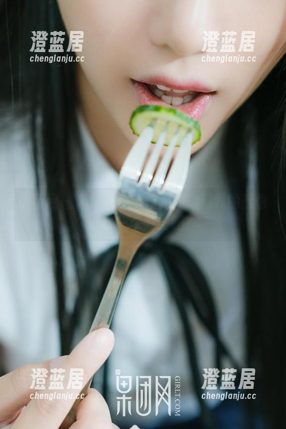 果团网-周妍希 果团网 - 周妍希美腿作品:难道我的腿也该换一个方向吗?
