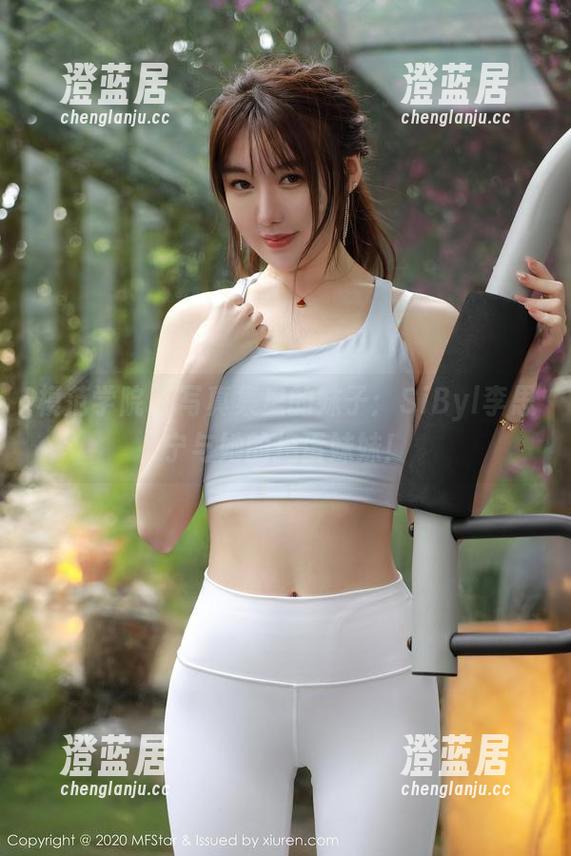 模范学院 - 写真集里的妹子：SiByl李思宁与她的捣蛋妹妹！