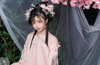 爆机少女喵小吉的美图精选里，微醺时刻有种莫名的迷人，像是梦中走出来的城市风景。