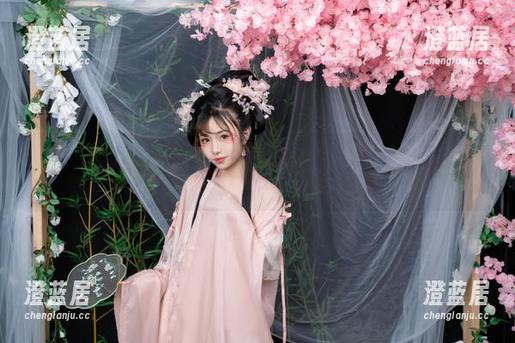 爆机少女喵小吉 爆机少女喵小吉的美图精选里,微醺时刻有种莫名的迷人,像是梦中走出来的城市风景。