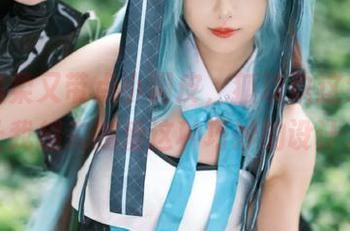 镂空温柔又带点小调皮，狐玖玖这组写真让我越来越爱这种巧妙的设计。