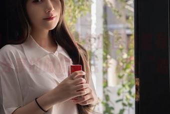 秀人网 – Candy糖糖的图库里有个可爱姑娘，分享的时候别忘了加上“哈哈”！