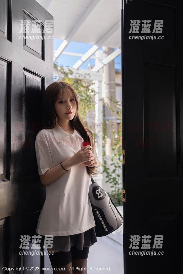 秀人网 - Candy糖糖的图库里有个可爱姑娘，分享的时候别忘了加上“哈哈”！