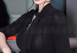 秀人网 – 小泡芙winna在海边，作品集里的资源，海浪都来凑热闹了。