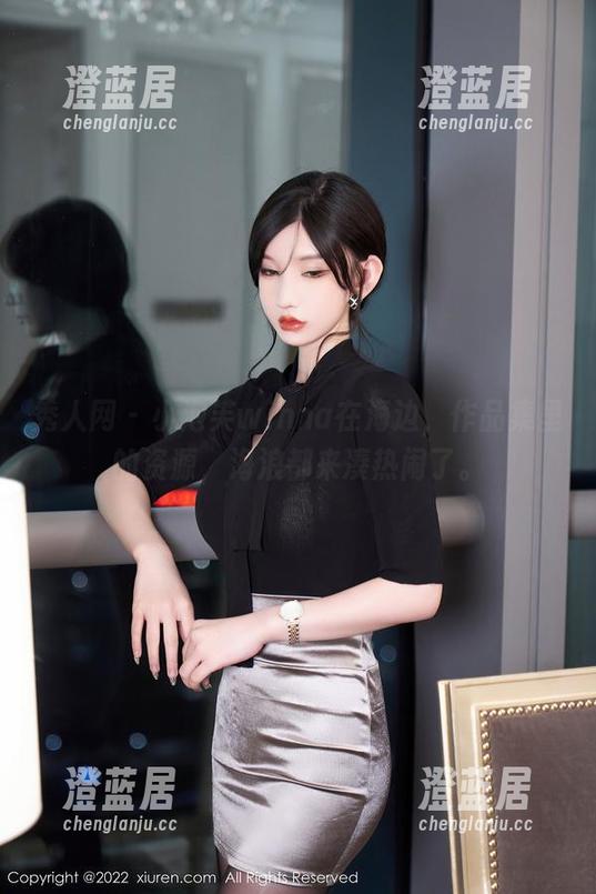 秀人网 - 小泡芙winna在海边，作品集里的资源，海浪都来凑热闹了。