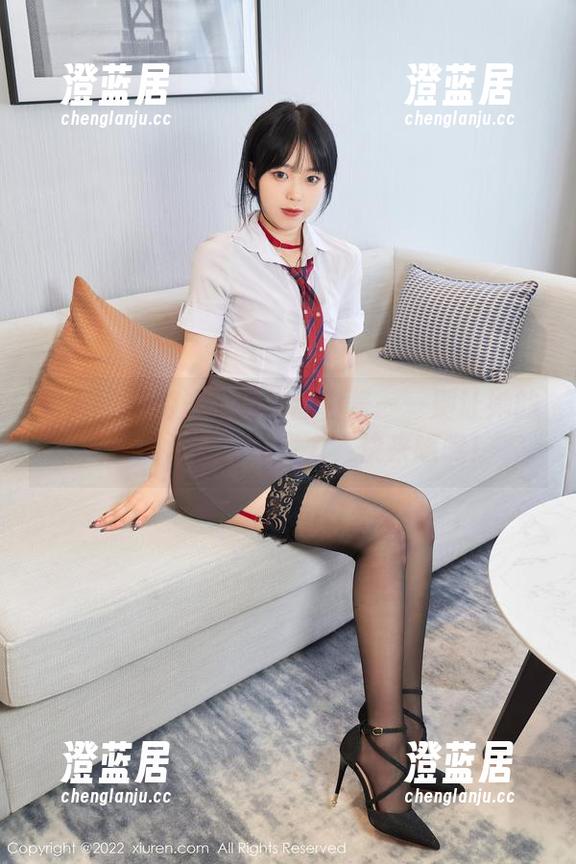 秀人网-甜白酱 秀人网 - 游泳池边的甜白酱——别让她的美图淹没你的注意力,快来瞧瞧!