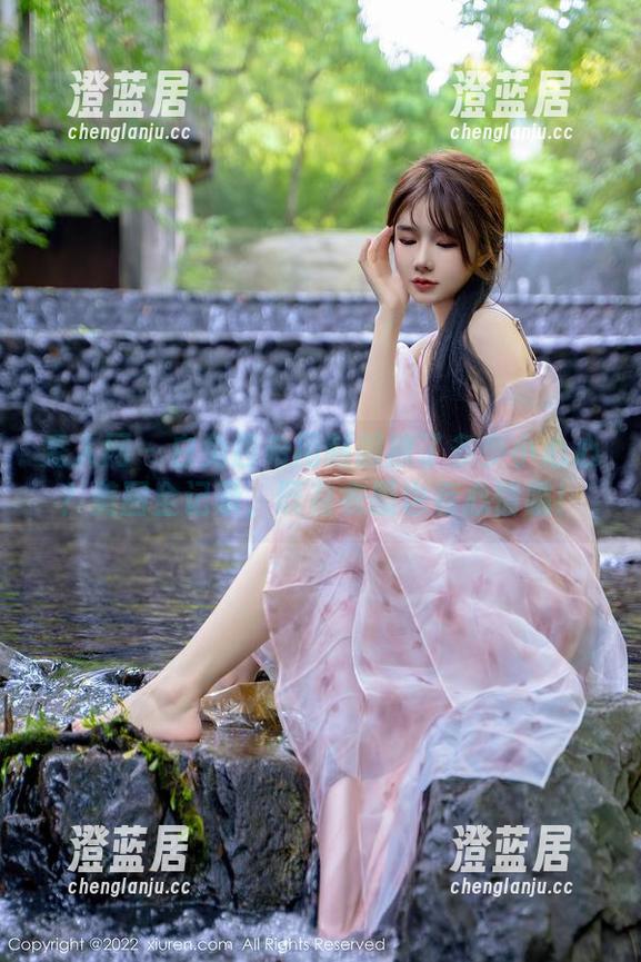 秀人网 - 白兔西希用制服撩了多少小心心？美图全记录，既有衣服也有心情哦！