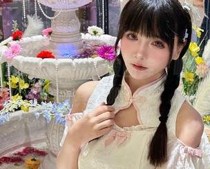 看秋山AkI的最新制服图库，呃，衣服是其次吧…