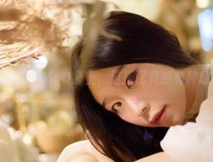 定制的睡裙在穆零Mu0身上，这搭配竟然有种意外的和谐。
