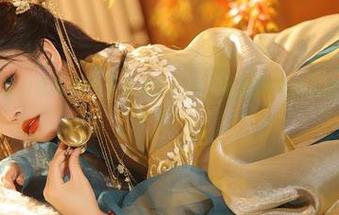 感叹之余，苏嫣嫣阿姨的无圣光女仆装，妙就妙在她选的每一个小细节。