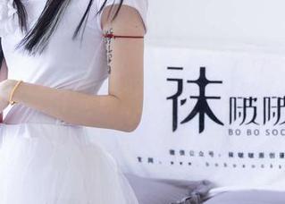 袜啵啵 – 欣赏苏苏的全套高跟鞋图集，试图默默将她引入我随便的日常？但是衣柜空空如也…