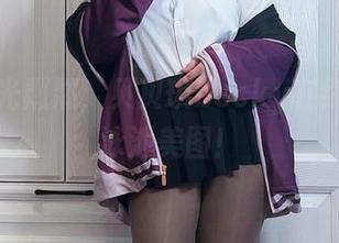 水面波光粼粼，贝贝琪Becky在线上分享泳池美图！