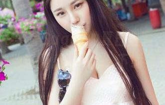 青豆客 – 梁莹Sugar的夏日全套，让你恋上这种池边慵懒的心态，下载看看吧！
