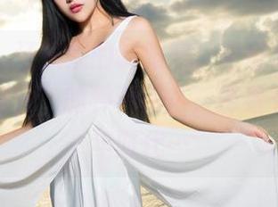 青豆客 – 汪佩妮的制服照，正好点燃我对“校园情怀”的种种回忆，捧着书本的少年时代…
