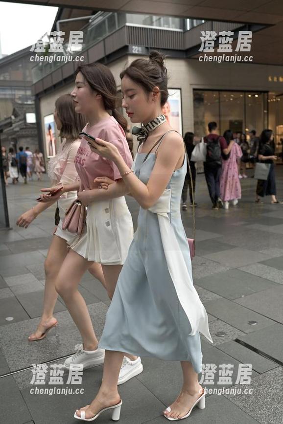 魔镜街拍 魔镜街拍:看这位高跟性感美女,原图多少让我想私下聊聊,资源里更多搭配建议吗?