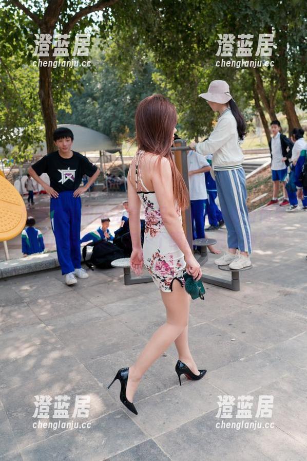 魔镜街拍 热裤和高跟的完美搭配,魔镜街拍为你呈现高清写真,怎一个眼前一亮了得?