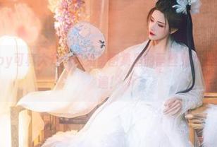 鹿八岁baby可真大方，这免费图集里的蕾丝兔女郎真想多看几遍！